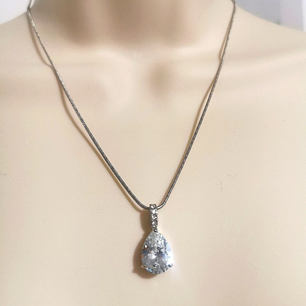 ❤️🐍Beautiful tear drop pendant